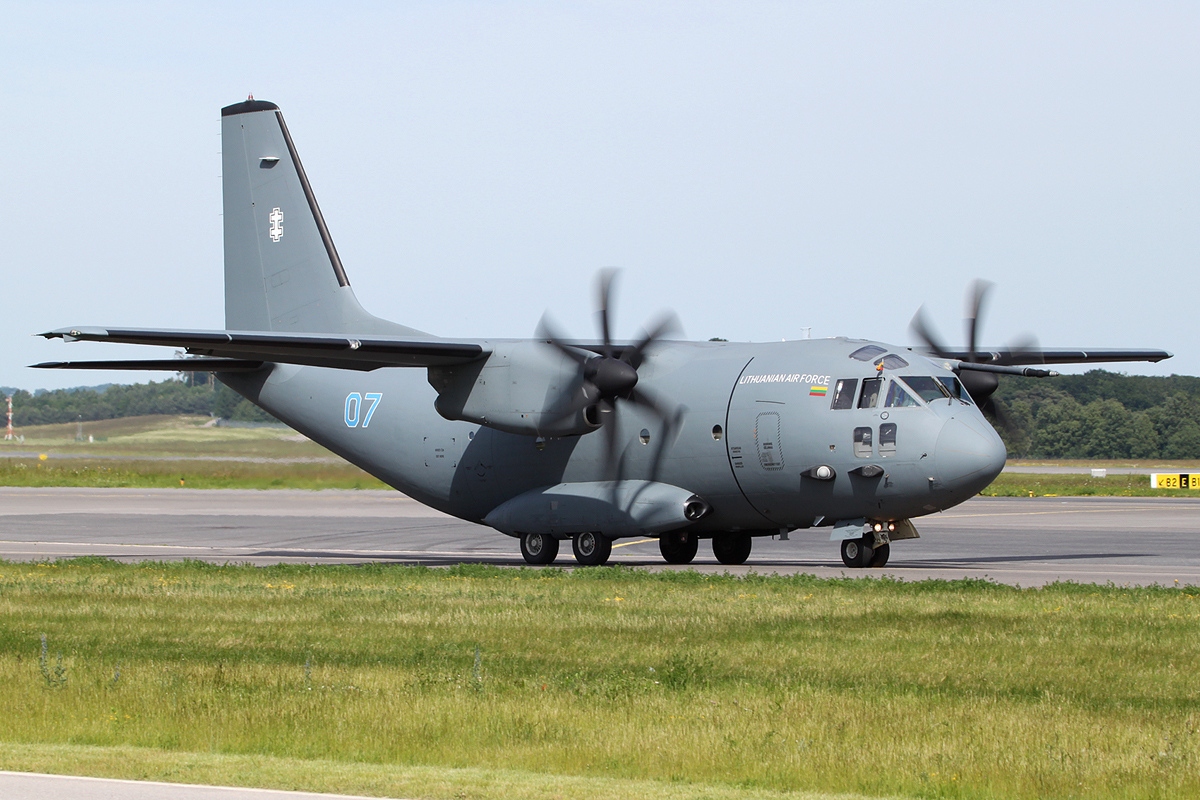 Невідомий дрон загрожував посадці літака з вищим керівництвом Литви