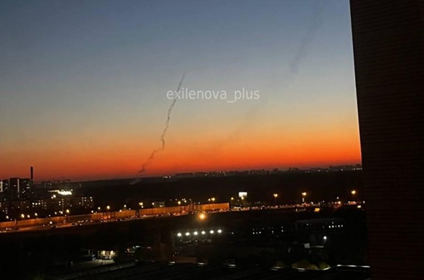 Missile plume from anti-aircraft missile launches in Moscow, September 22, 2025. Photo credits: t.me/exilenova_plus