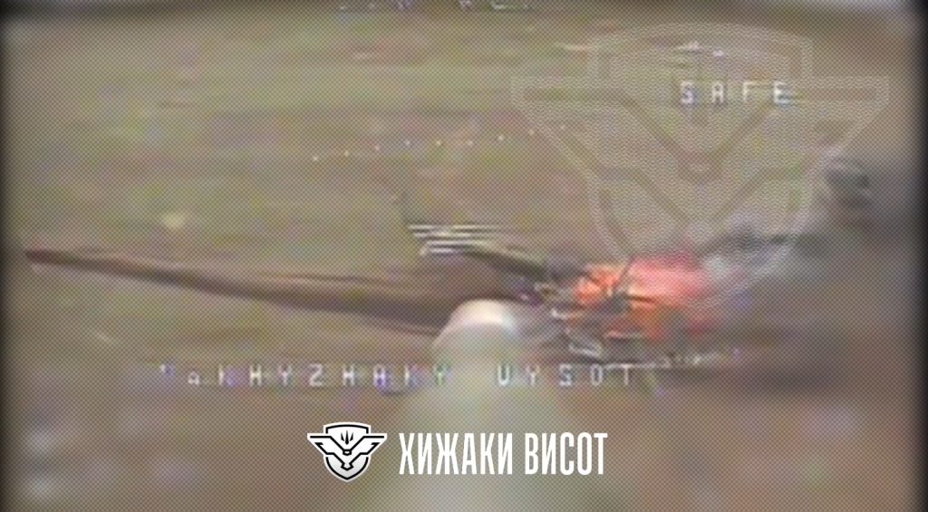 Російський гелікоптер Ми-8 в камері другого українського FPV-дрона. 29 вересня 2025 року. Джерело: Підрозділ "Хижаки висот"