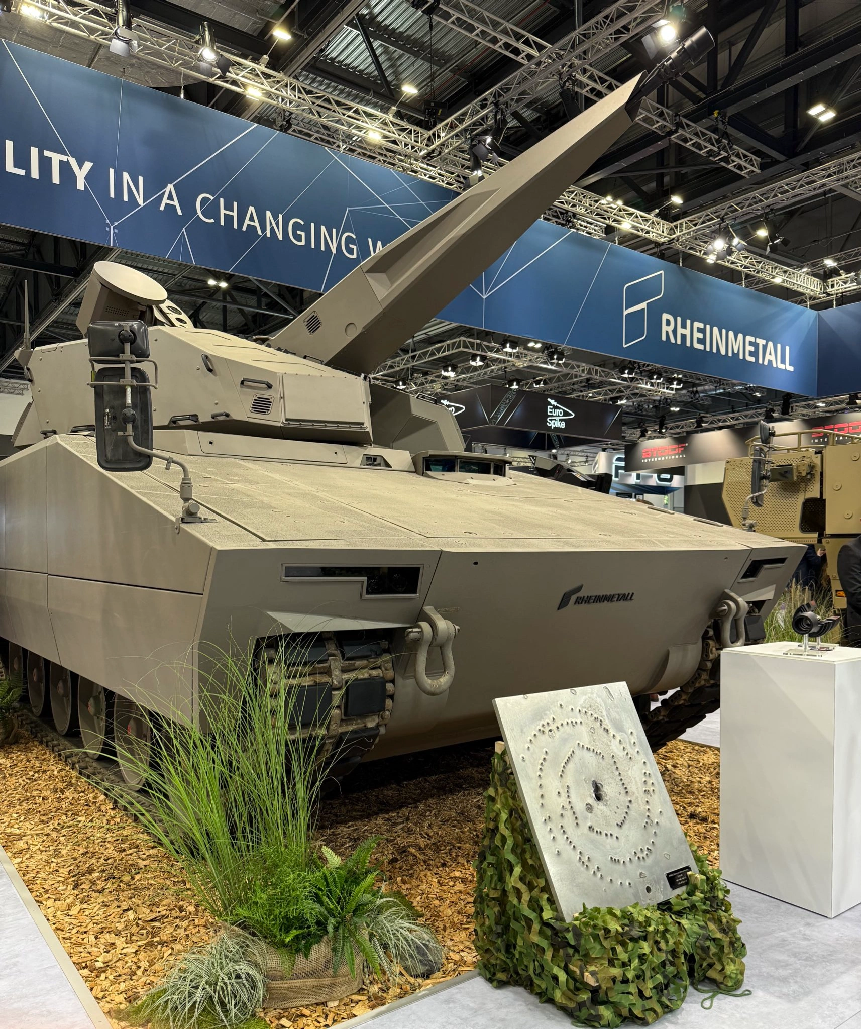 Lynx KF41 у версії з інтегрованою системою протиповітряної оборони Skyranger 35. Джерело: Rheinmetall