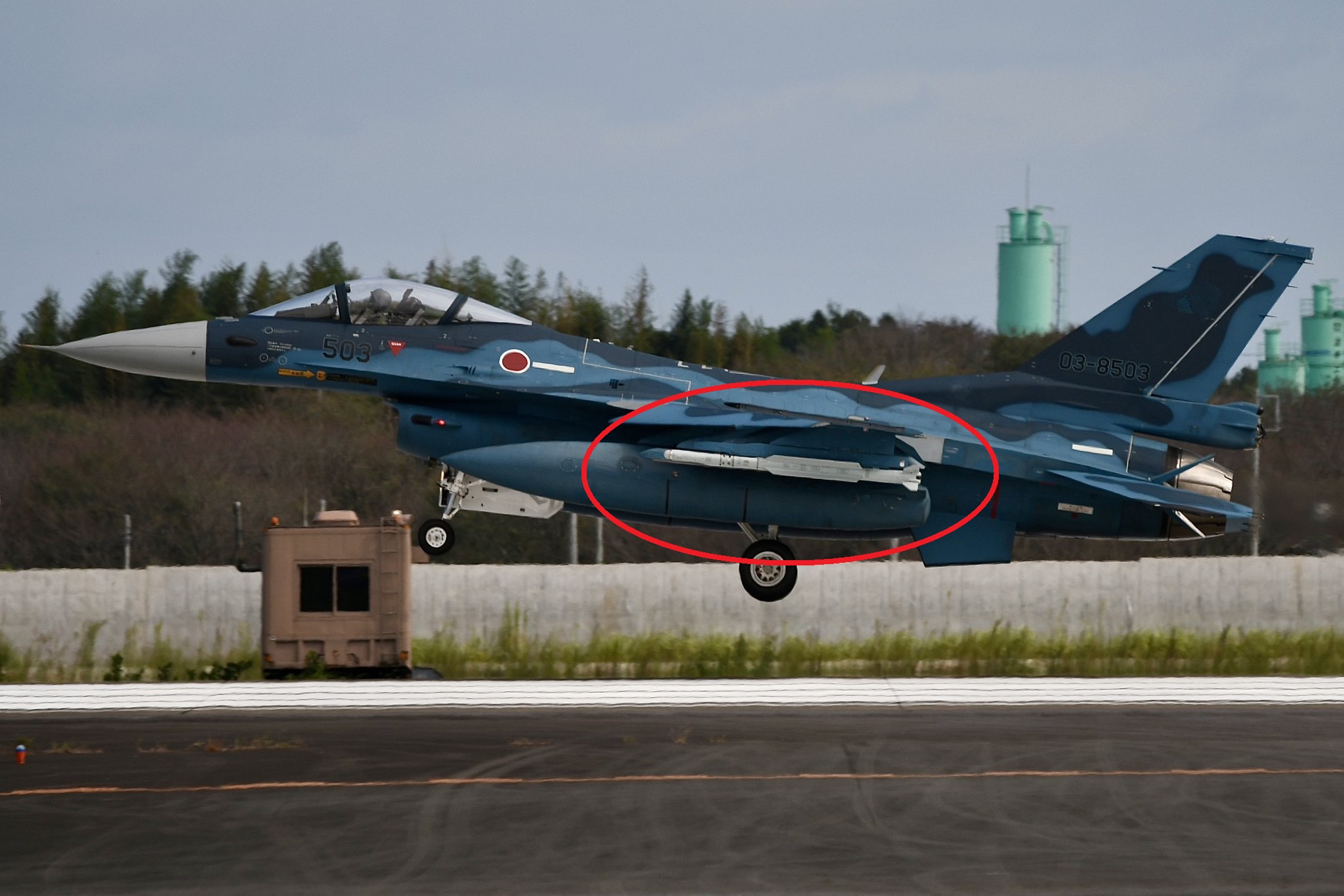 Japanese F-2 Fighter Jets Equipped with New AAM-5 Air-to-Air Missiles