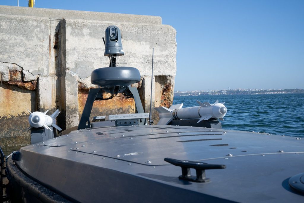 Морський дрон Magura v7.2 з макетами зенітних ракет Р-73, вересень 2025. Фото: x.com/Defence360