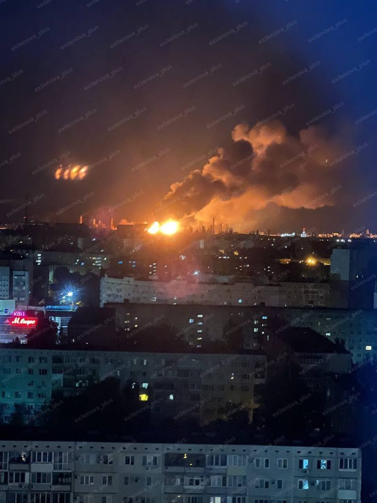Пожежа на НПЗ «Лукойл-Волгограднафтопереробка». 14 серпня 2025. Джерело: @Exilenova_plus