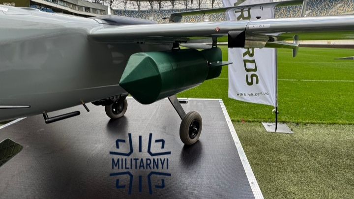 Безпілотник Cargo з бомбою під крилом. Україна, вересень 2025. Фото: Мілітарний 