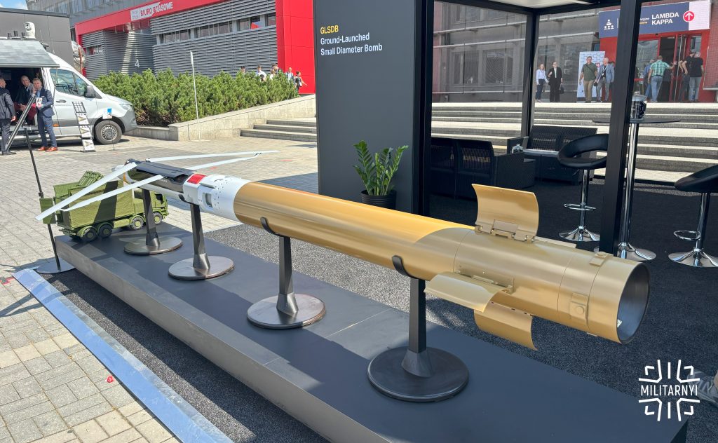 Коригований боєприпас GLSDB поряд з моделлю самохідної пускової установки. Фото: «Мілітарний»