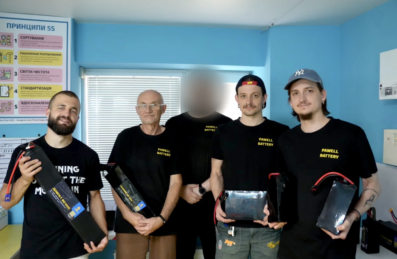 Команда та батареї для дронів. Джерело: 3D Tech SLS