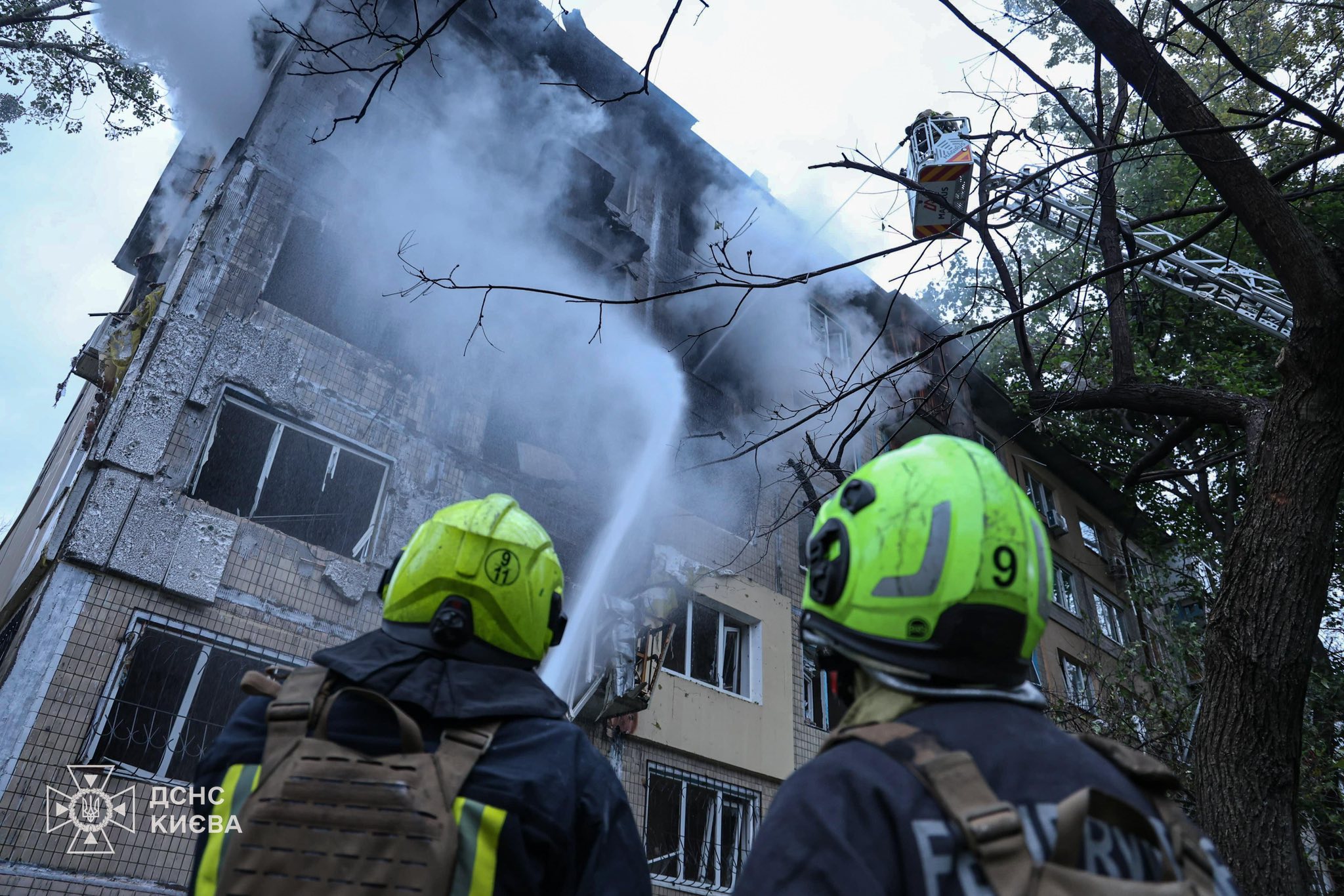 A building in Kyiv burning after the Russian strike. Photo credits: State Emergency Service of Ukraine