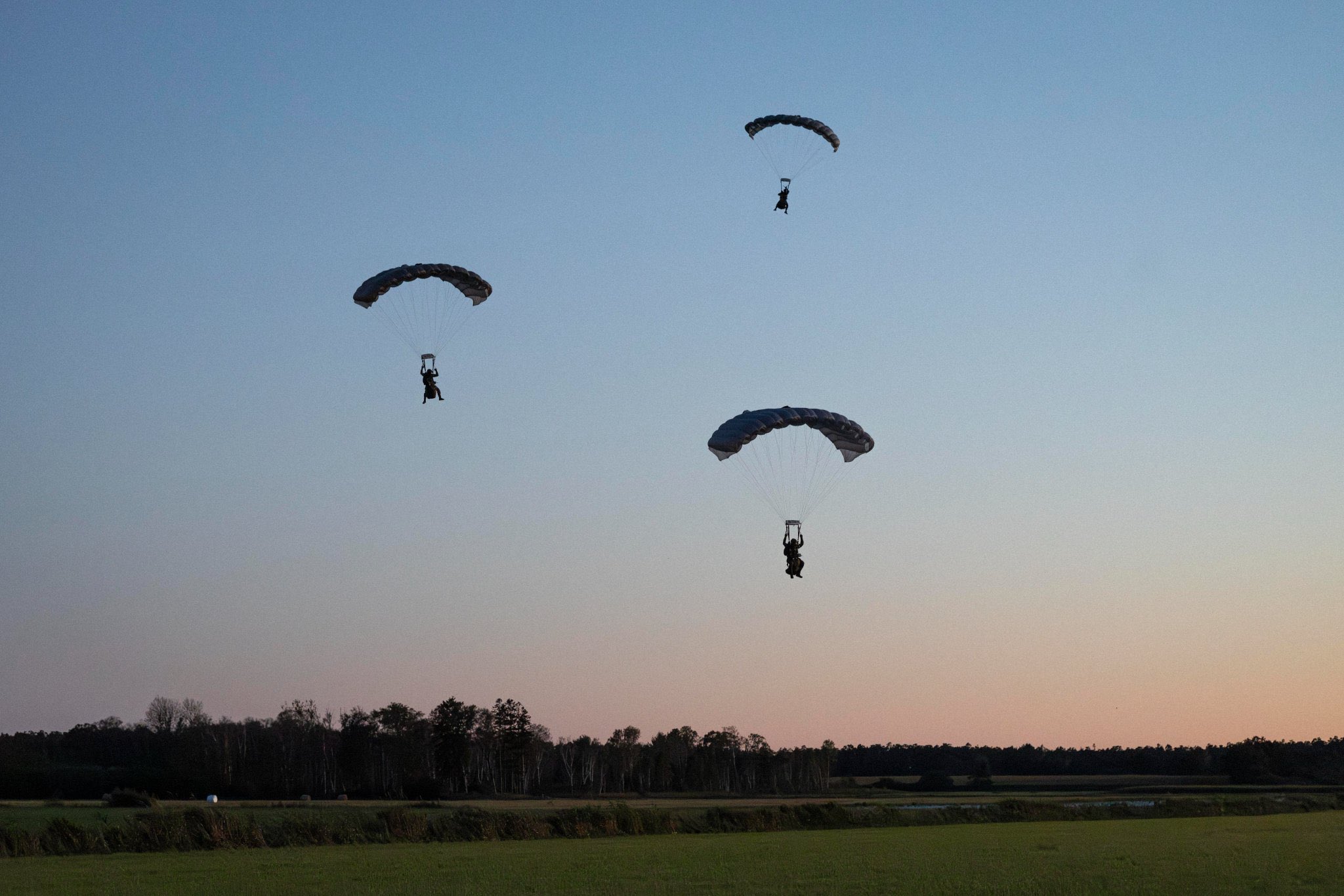 Парашутне десантування шведських та польських військових в рамках навчань Gotland Sentry. Вересень 2025 року. Фото: Pål Jonson