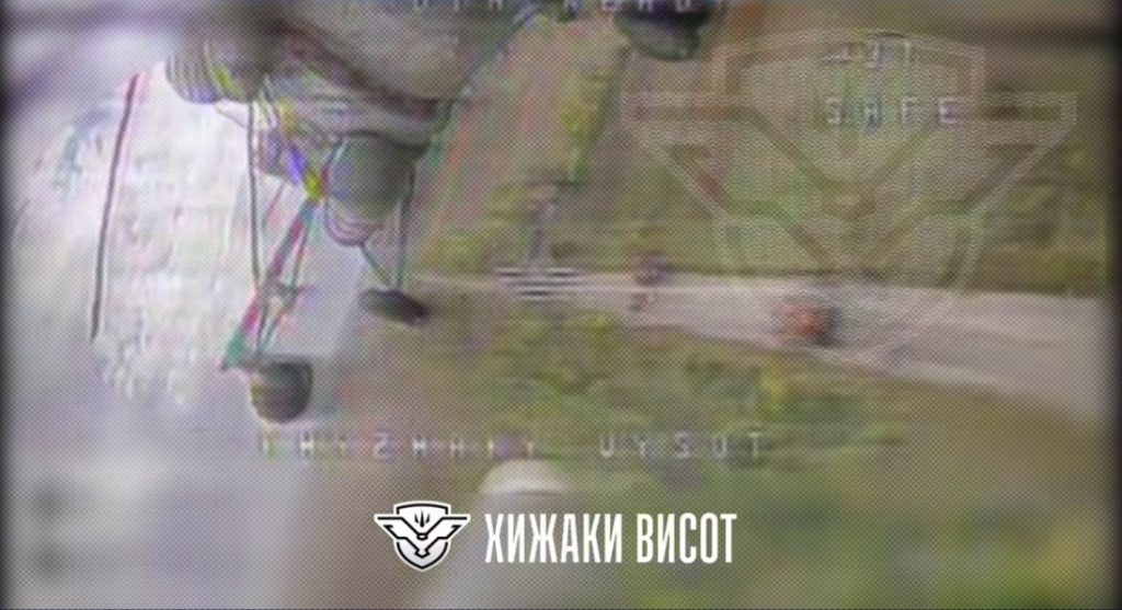 Російський гелікоптер Ми-8 перед збиттям FPV-дроном 1-го батальйону безпілотних систем 59-ї бригади