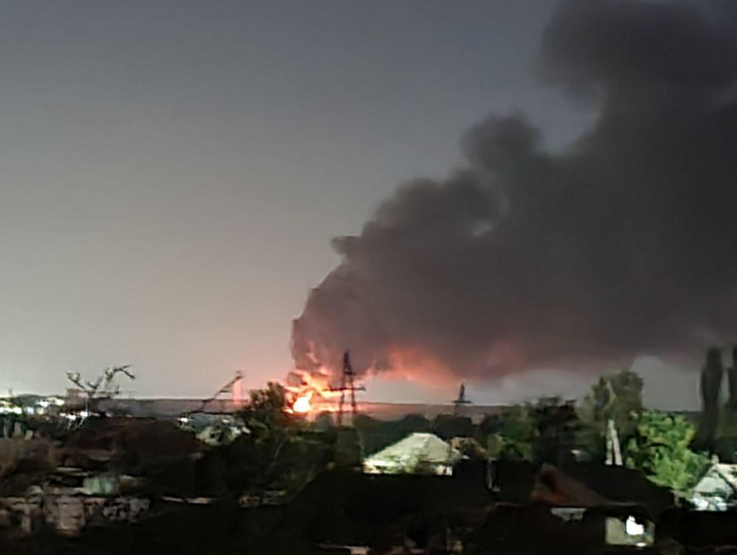 Пожежа на нафтобазі в Луганську. Джерело: Ukraine context | russia no context