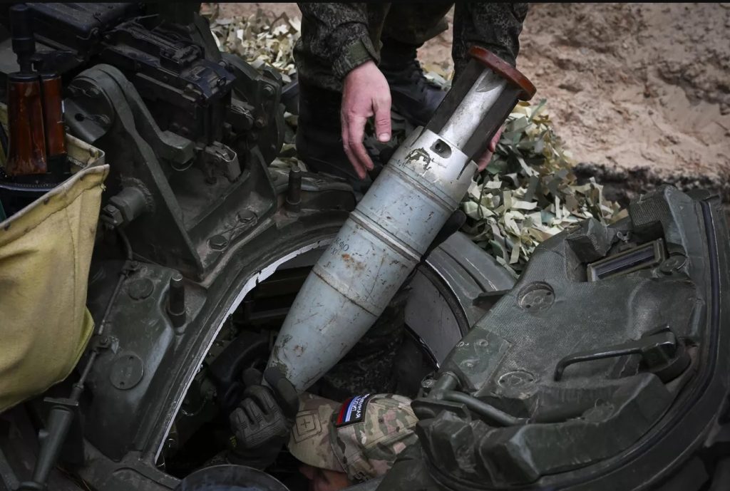 Loading a tank shell into a Russian tank. Source: Sputnik
