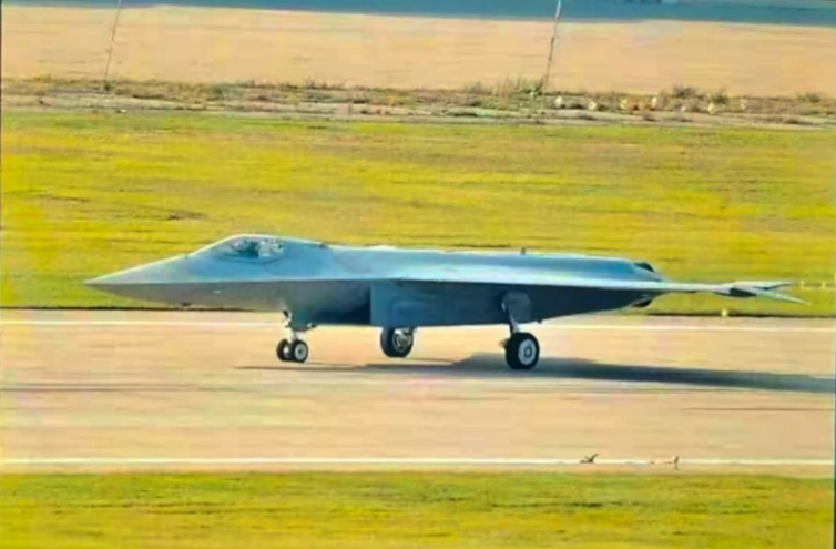 У КНР помітили невідомий винищувач, котрий може належати до шостого покоління