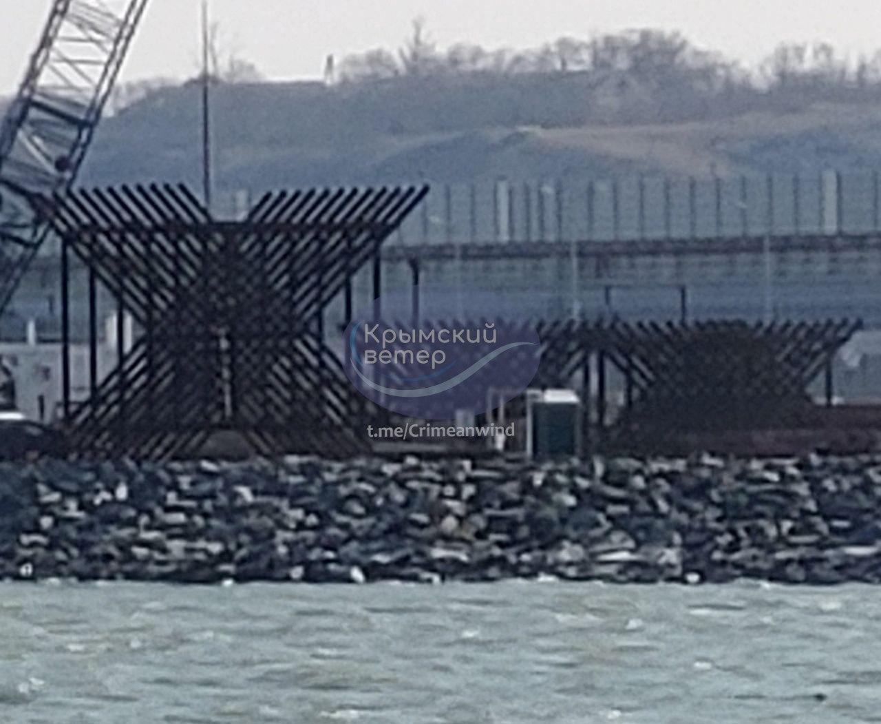 Росіяни посилили підводні загородження на підступах до Керченського мосту