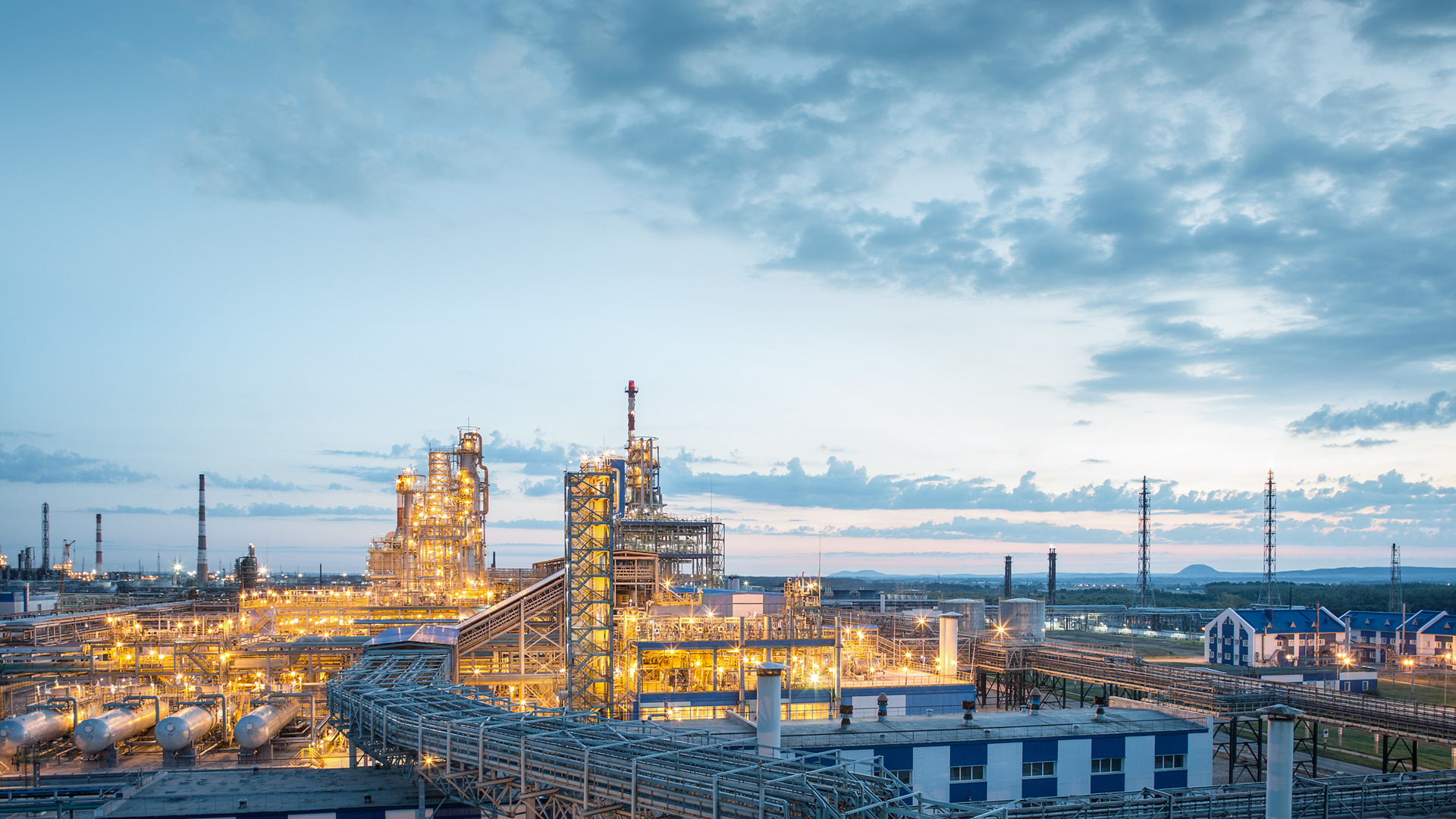 1,400 Kilometers: Ukrainian Drones Hit Salavat Refinery in Russia