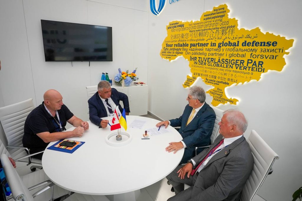 Представники «Укроборонпрому» та канадської ITPS під час підписання угоди. Фото: Герман Сметанін 