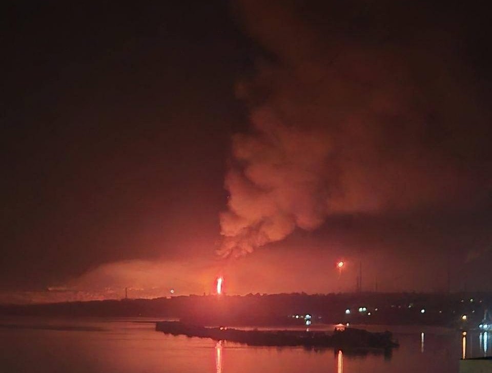 Ukrainian Drones Strike Saratov and Novokuibyshev Refineries, Causing Fires on Territory of Plants