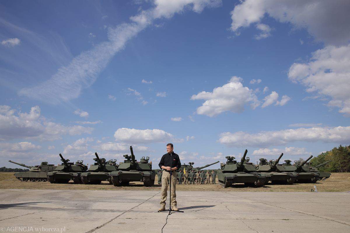 10 серпня 2022 р., тодішній міністр національної оборони Маріуш Блащак на полігоні в Бедруско (Фото: Łukasz Cynalewski / Agencja Wyborcza.pl)