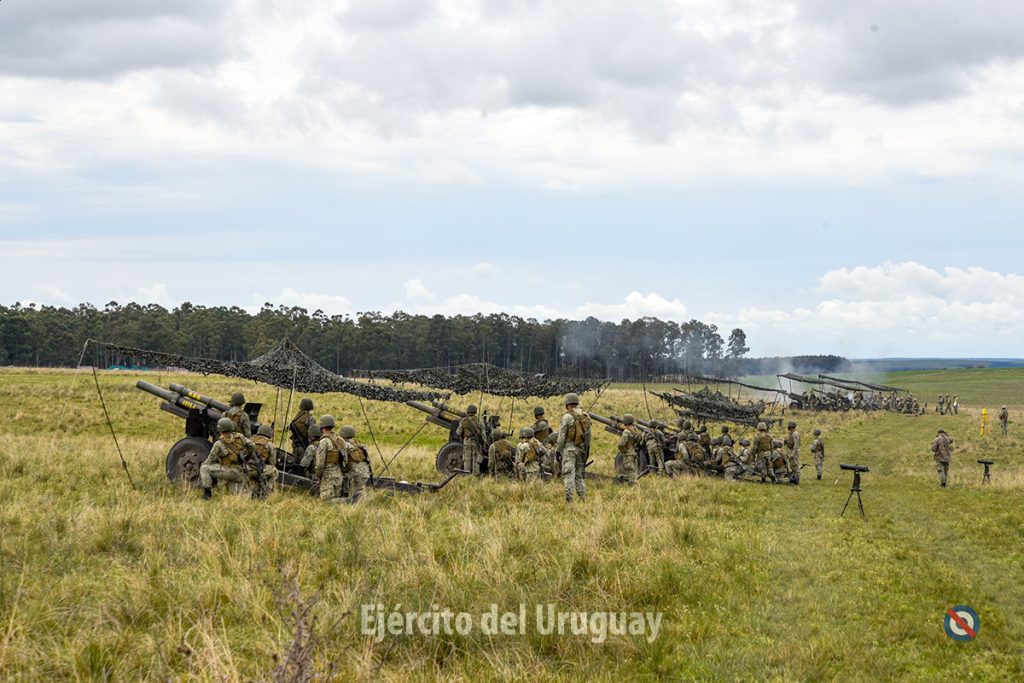 Гаубиці М101А1 збройних сил Уругваю.