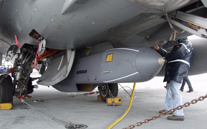 Кріплення авіаційної крилатої ракети класу «повітря-земля» Storm Shadow / SCALP EG на винищувачФото: aviationweek.com
