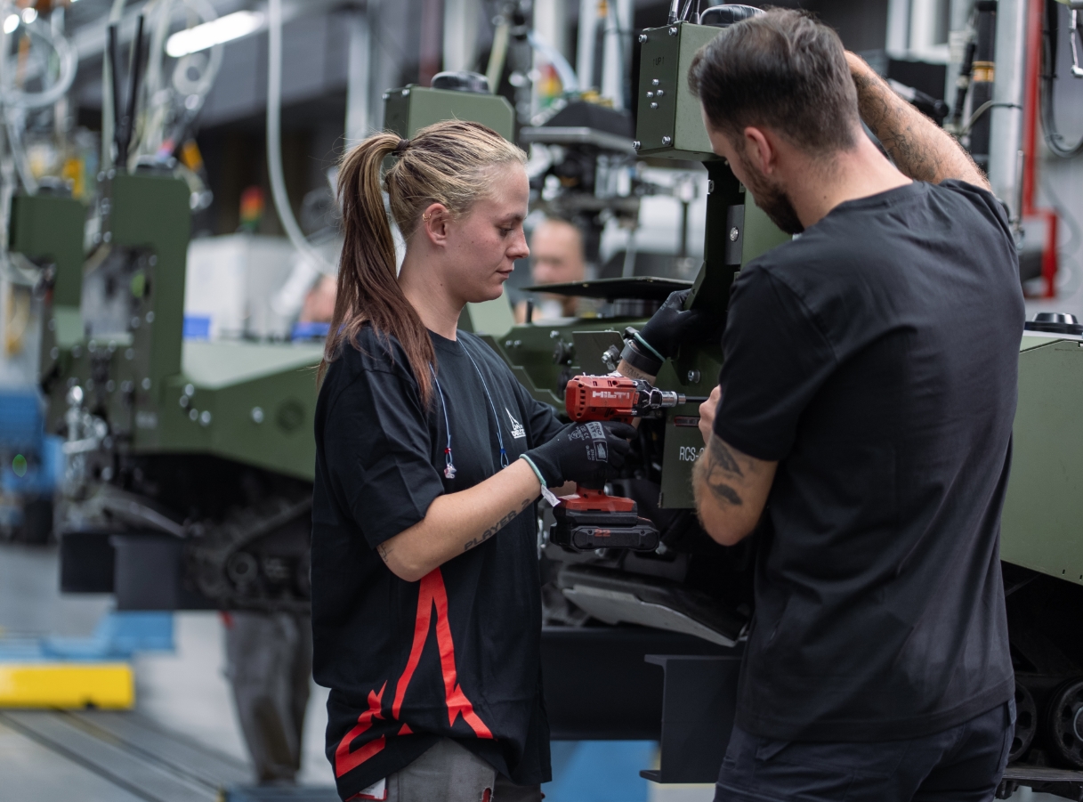 Assembling ground drones at the ARX Robotics plant. Photo credits: Deutz