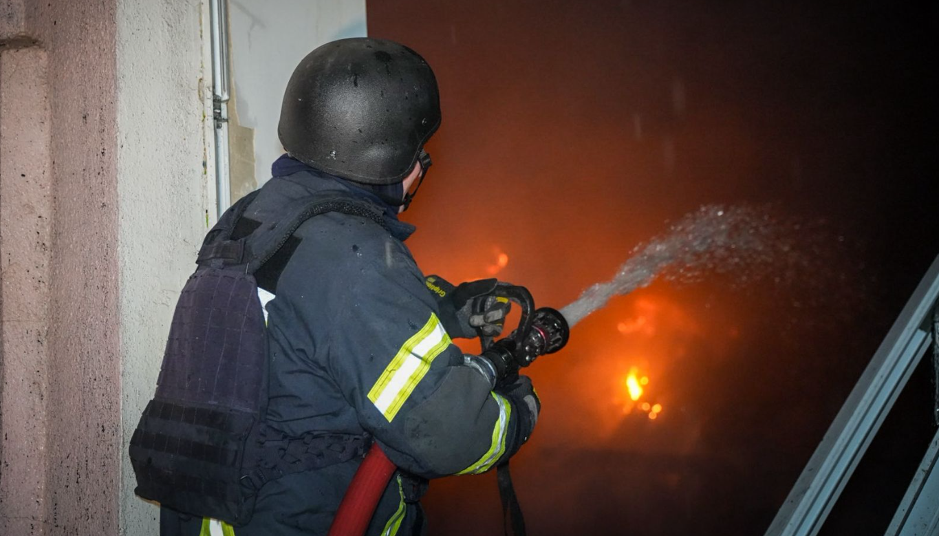 Ілюстративна фотографія з українським пожежником. Джерело: ДСНС