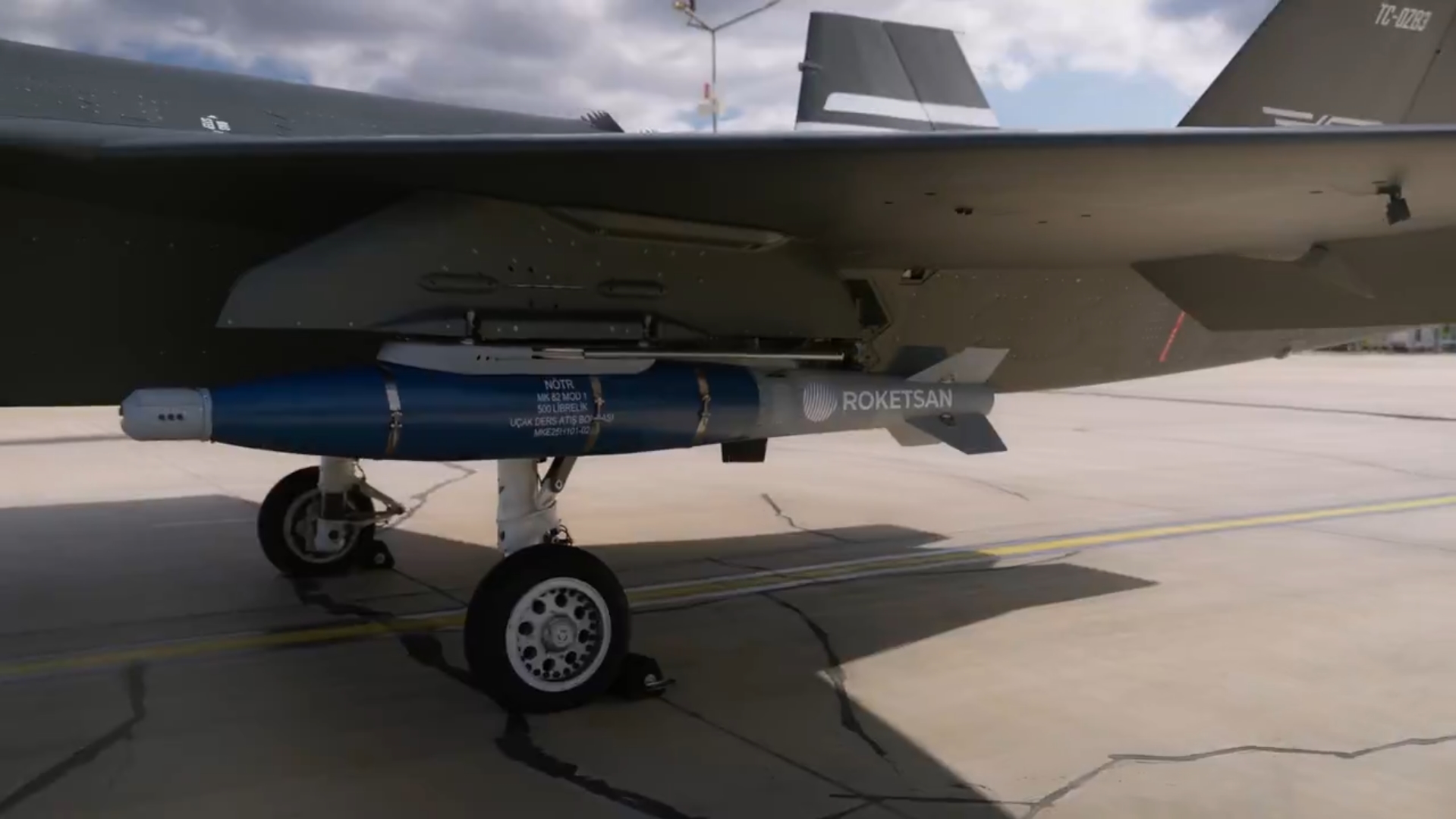 Турецький дрон Kizilelma з боєприпасом TEBER-82. Жовтень 2025. Джерело: BAYKAR