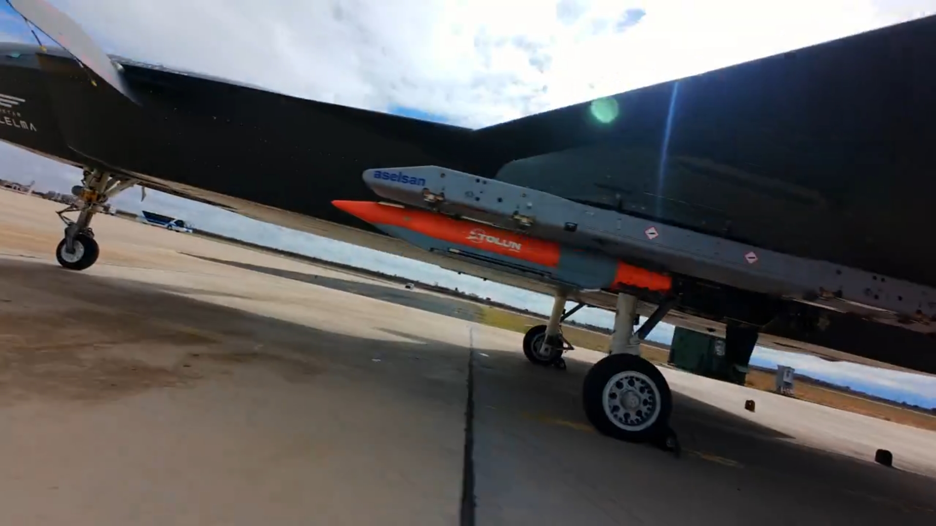 Турецький дрон Kizilelma з боєприпасом TOLUN. Жовтень 2025. Джерело: BAYKAR