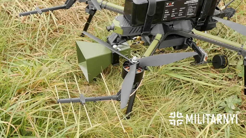 Дрон ретранслятор Колібрі 13 FR1 компанії TAF Industries. Стоп-кадр з відео Мілітарного