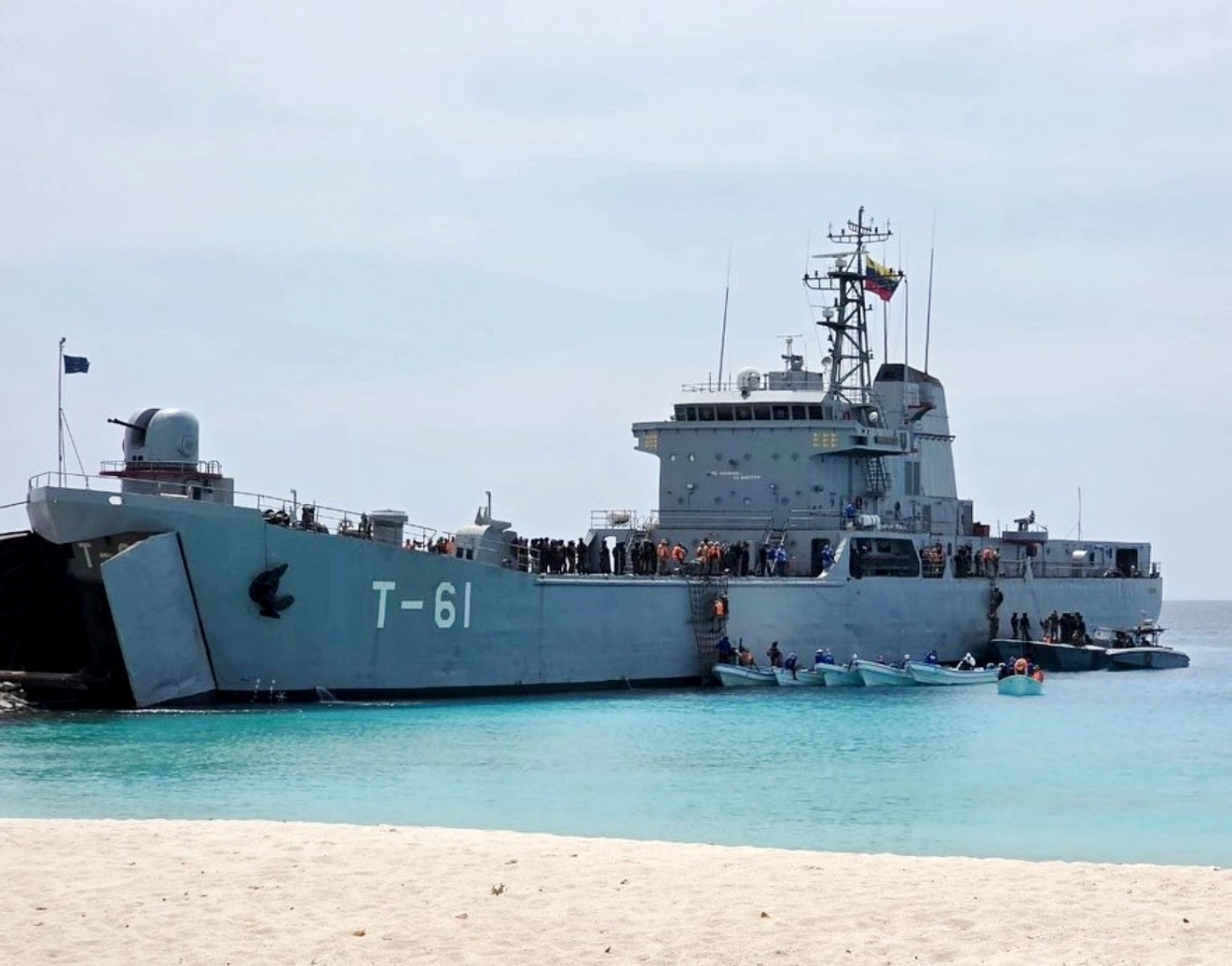 Венесуельський десантний корабель сів на мілину після навчань — відео