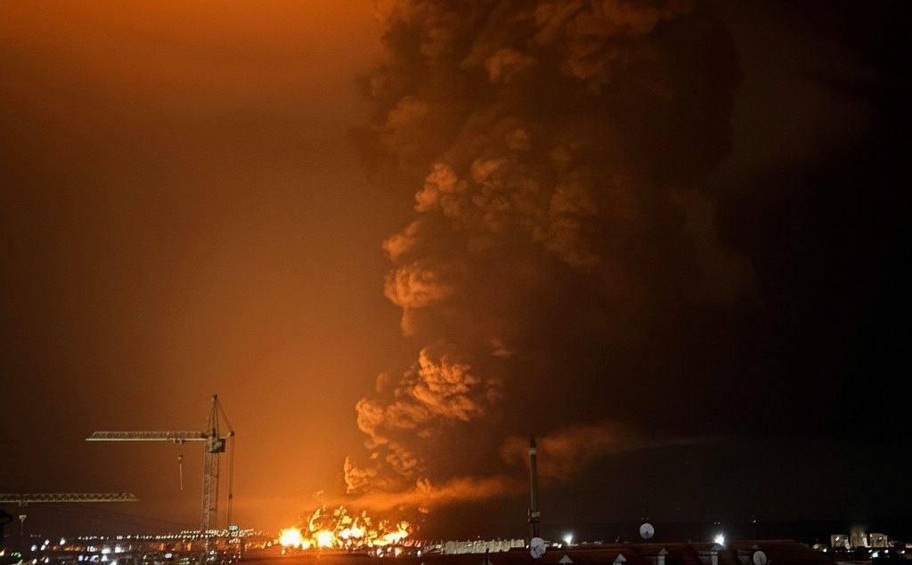 Large-scale fire at an oil depot in Feodosia. October 13, 2025. Source: @vanek_nikolaev