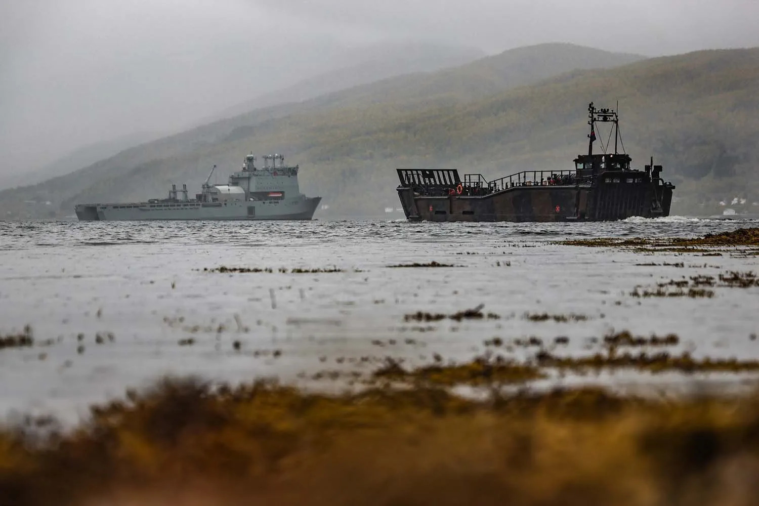 Допоміжний корабель RFA Lyme Bay та десантний катер на навчаннях біля берегів Норвегії. 1 жовтня 2025 року. Фото: Royal Navy