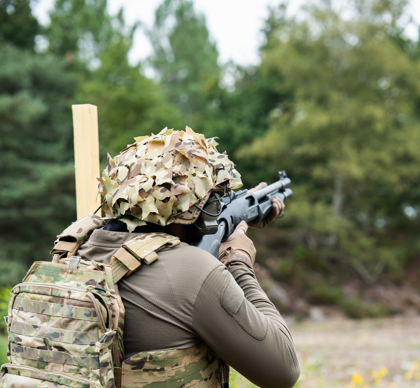 Військовослужбовець 2 полку тренується збивати FPV-дрони з дробовика. Жовтень 2025 року. Фото: 2e RIMa