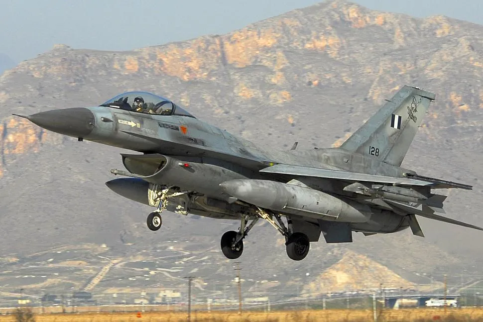 Грецький винищувач F-16C блок 30 заходить на посадку на авіабазі Ларіса навесні 2008 року. Фото Роджера Кука для Airsceneuk