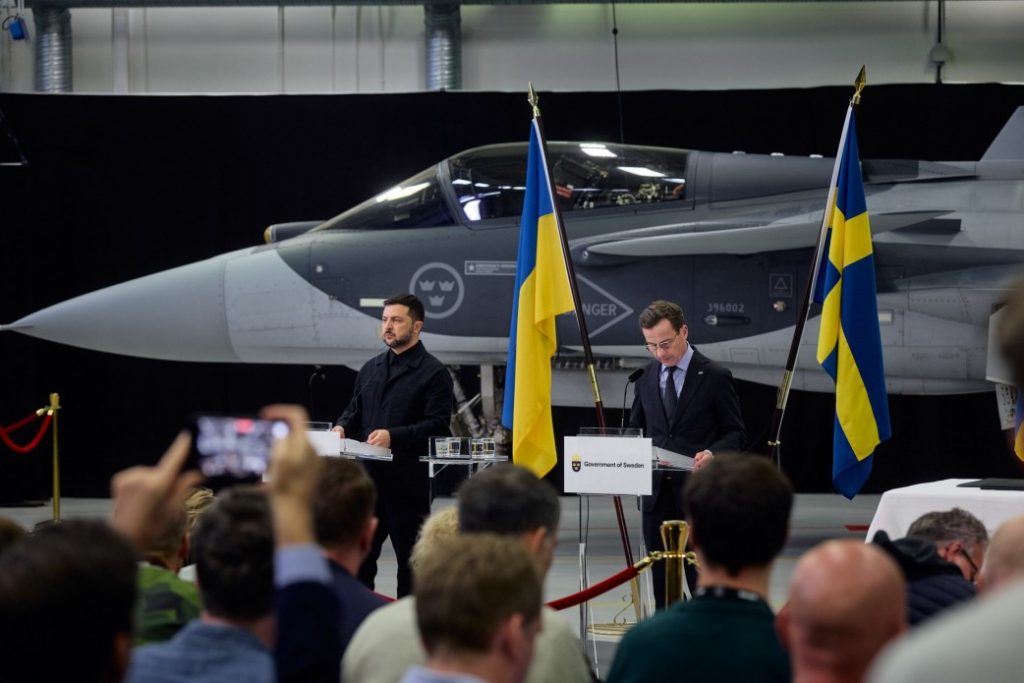 Винищувач Gripen E на церемонії підписання угоди між Україною та Швецією 22 жовтня 2025 року. Джерело: офіс президента України