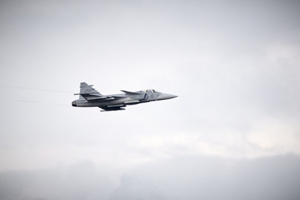 Винищувач Gripen E на церемонії підписання угоди між Україною та Швецією 22 жовтня 2025 року. Джерело: офіс президента України
