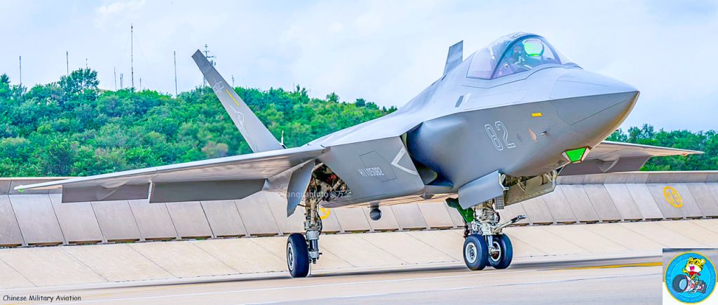 Винищувач J-35 «82» з емблемою морської авіації НОАК. Фото: anguahfoto