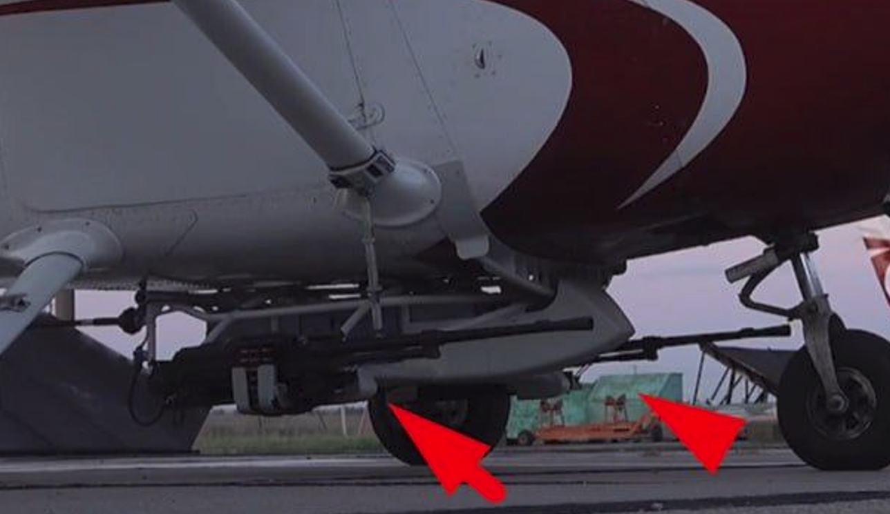 Кулеметна установка на літаку Cessna російських сил для протидії дронам. Жовтень 2025. Джерело: "Россия 1"