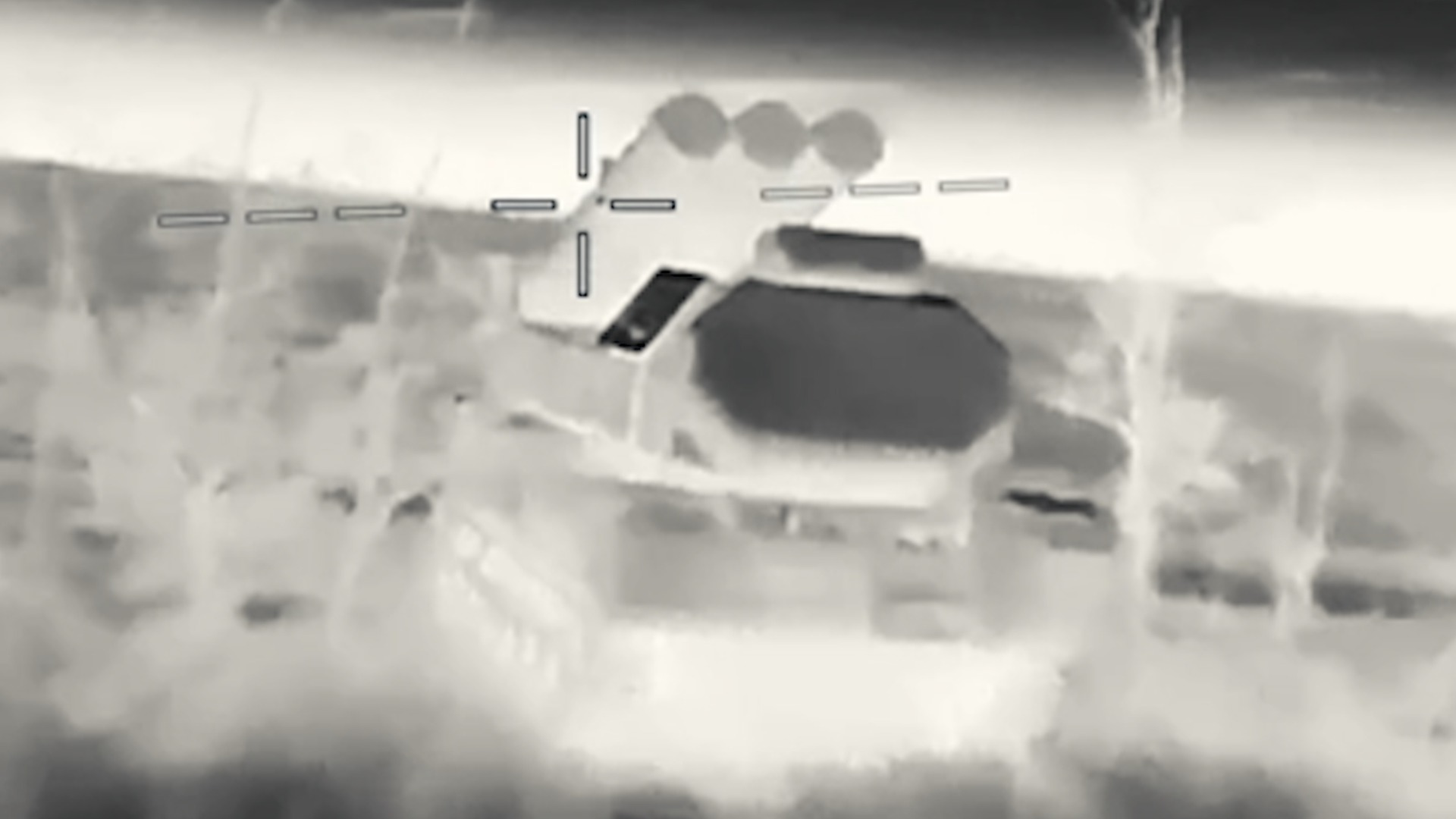 ЗРК "БУК-М3" російських окупантів в камері українського дрона. Жовтень 2025. Джерело: ГУР МО