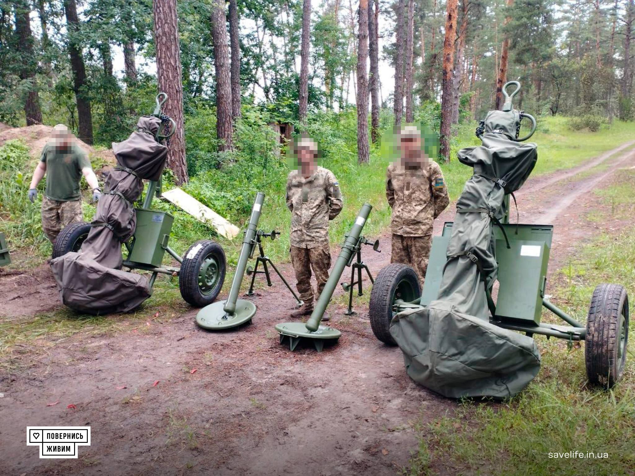 82-мм та 120-мм міномети, які передав фонд "Повернись живим", для навчань військових. Жовтень 2025. Джерело: соцмережі фонду