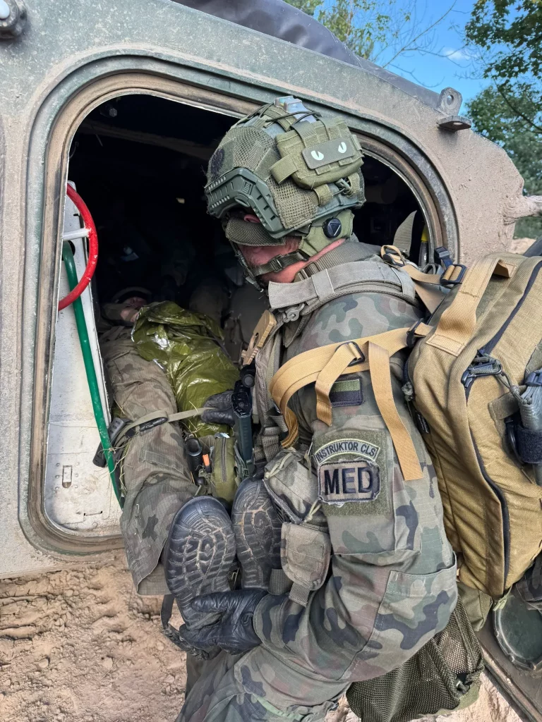 Польський медик-волонтер проводить евакуацію пораненого. Фото Даміан Дуда