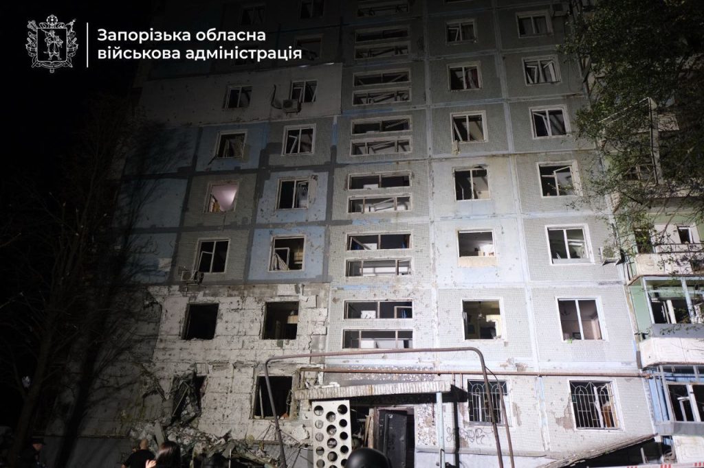 Пошкоджена багатоповерхівка у Запоріжжі унаслідок російського удару 05/10/2025. Фото: запорізька ОВА