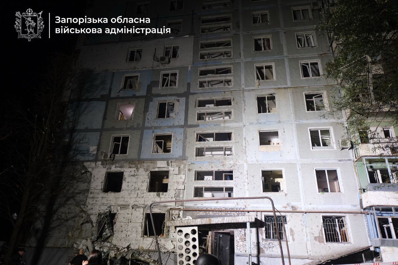 Пошкоджена багатоповерхівка у Запоріжжі унаслідок російського удару 05/10/2025. Фото: запорізька ОВА