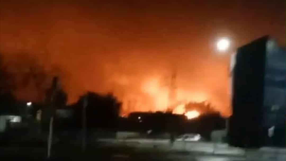 Атака дронів на аеродром і НПЗ: нічні вибухи у Рязані