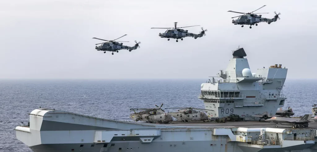 Вертольоти Wildcat з ракетами Sea Venom злітають з авіаносця HMS Prince of Wales. Фото Navy Lookout.