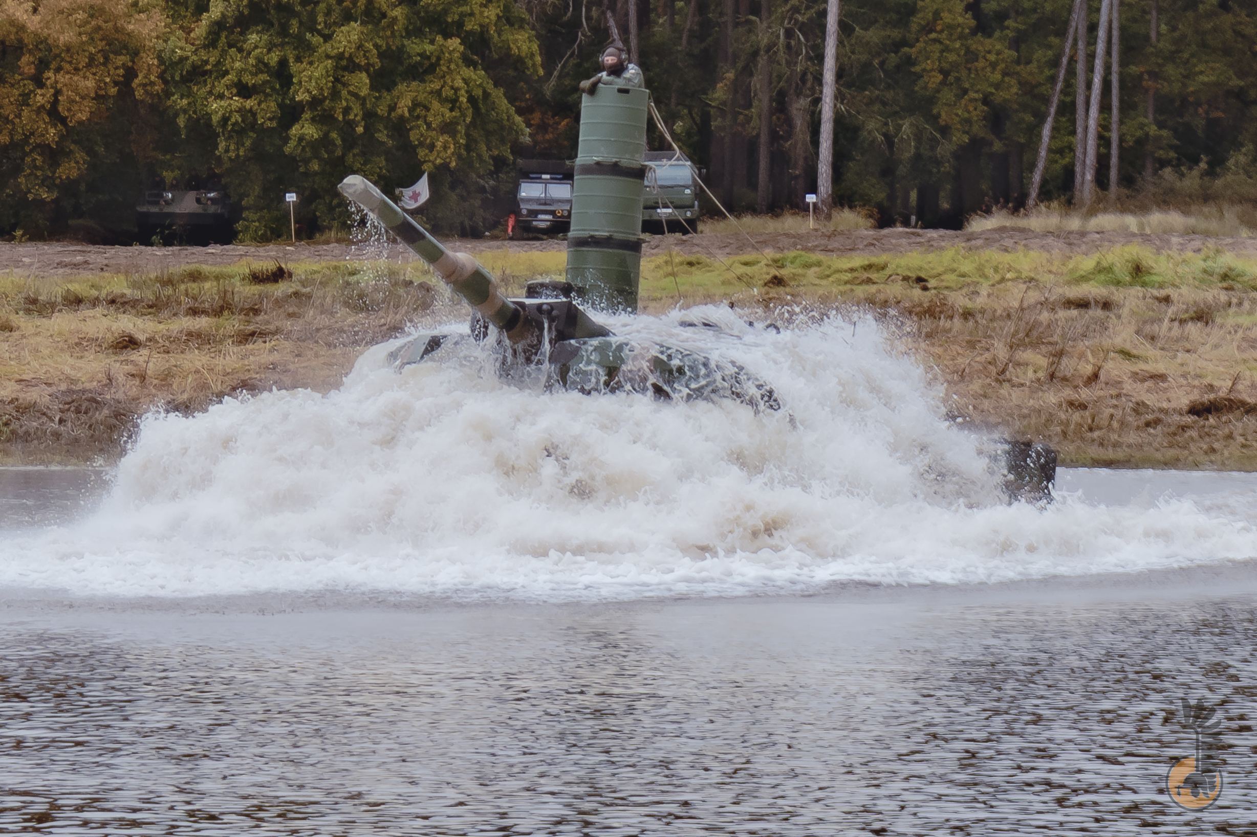 Танк K2 11 дивізії Польщі при форсуванні водної перешкоди