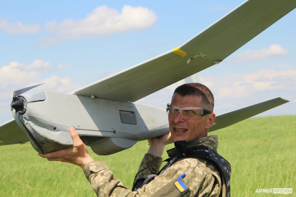 Український військовий з розвідувальним дроном RQ-20 Puma. Фото: АрміяInform 