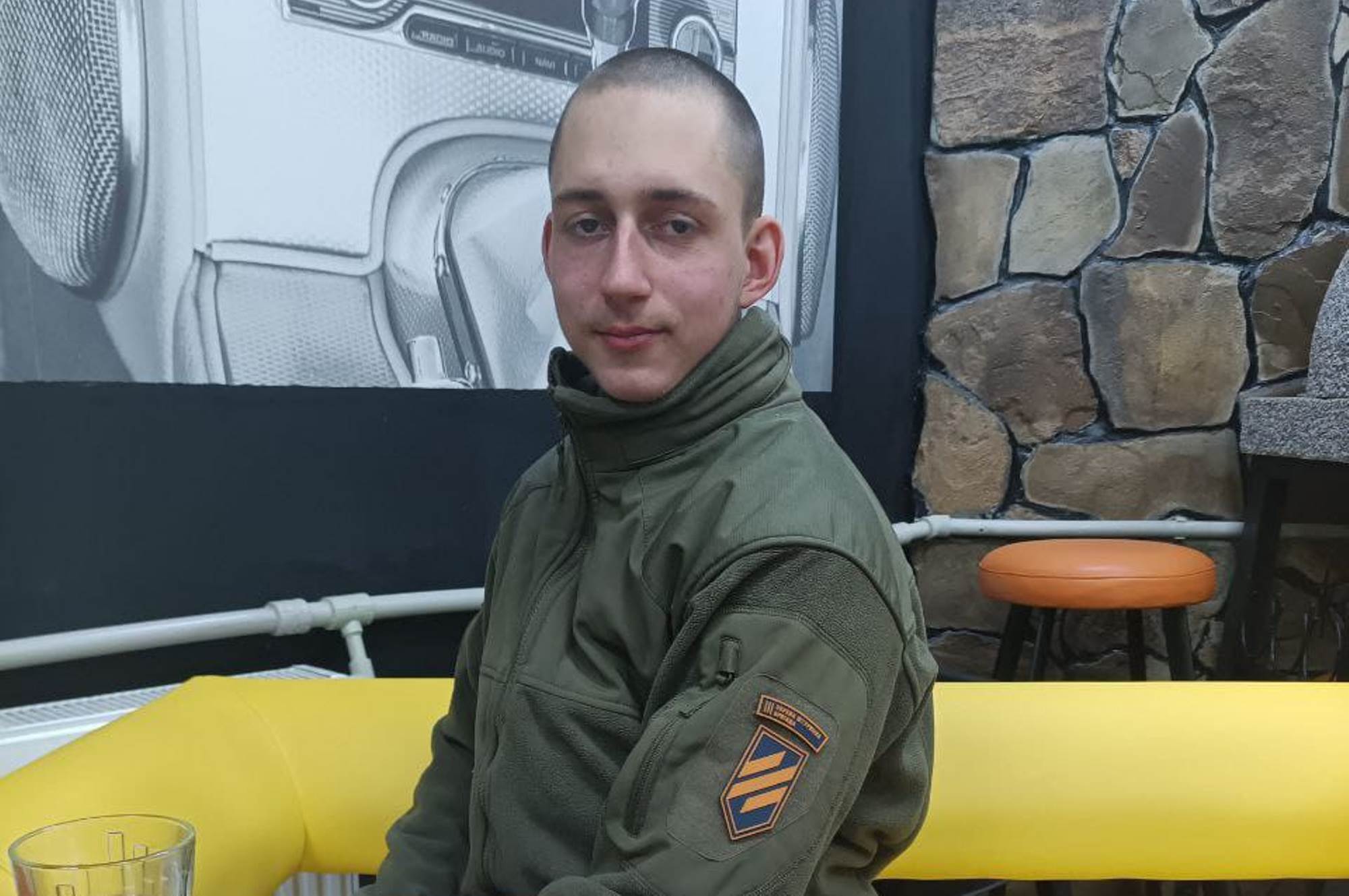 Угорський доброволець Беньямін Ашер з українським шевроном 3-ї окремої штурмової бригади. Березень 2025 рік. Джерело: 3 ОШБр для "Мілітарного"