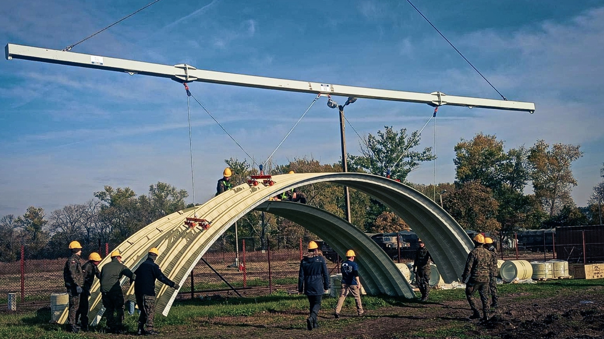 Зведення будівлі за допомоги Ultimate Building Machine (UBM). Жовтень 2025. Джерело: Міноборони Польщі