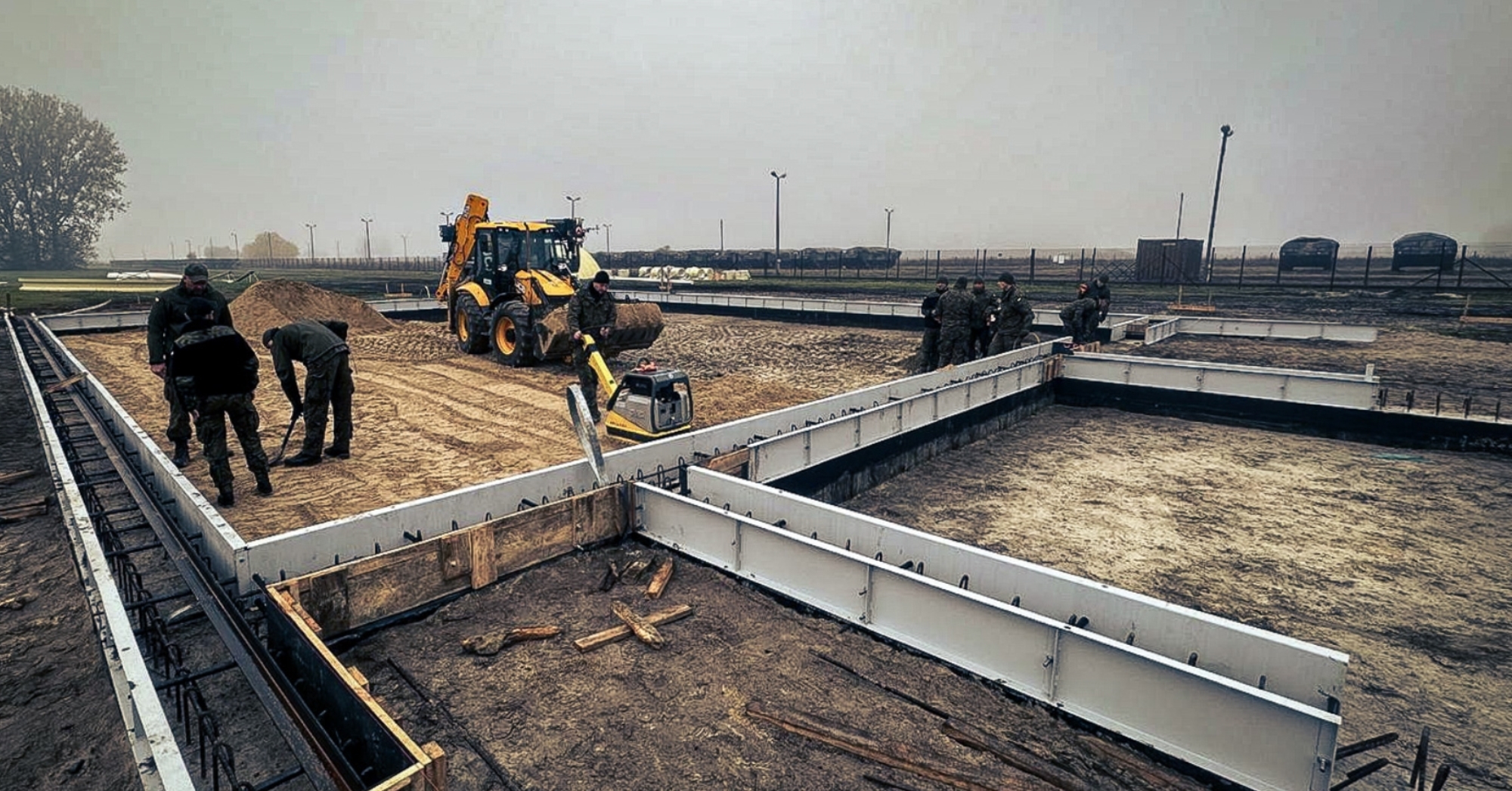 Зведення будівлі за допомоги Ultimate Building Machine (UBM). Жовтень 2025. Джерело: Міноборони Польщі