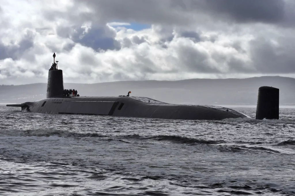 Атомна субмарина, носій балістичних ракет HMS Victorious покидає базу Клайд. Фото: Royal Navy